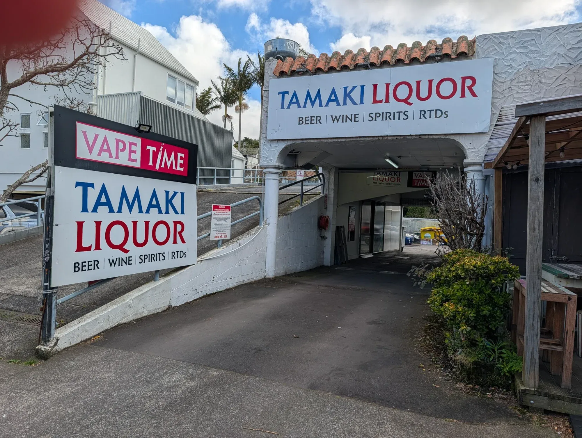 Tamaki Liquor logo