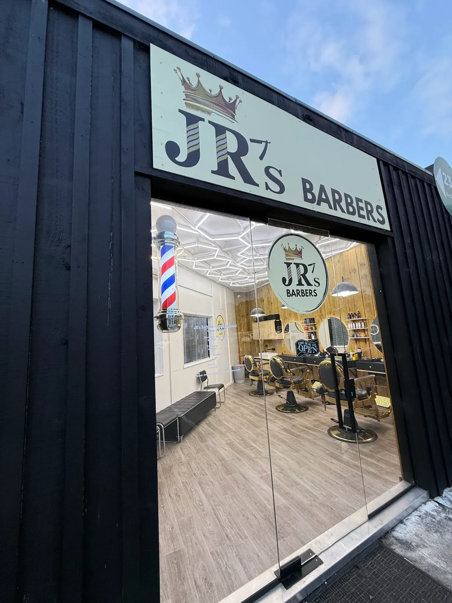 JR'S BARBERS logo