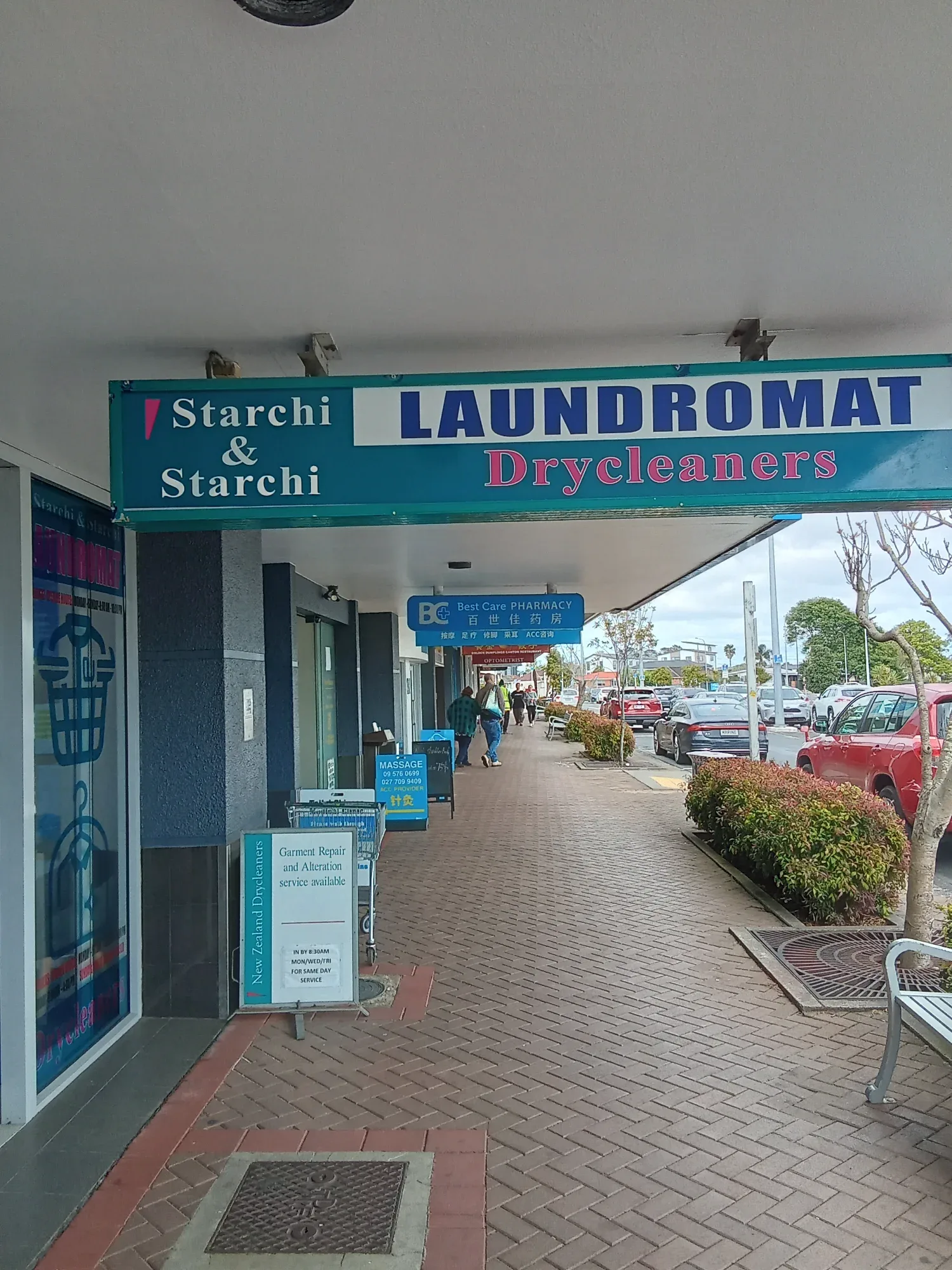 Starchi & Starchi Drycleaners logo